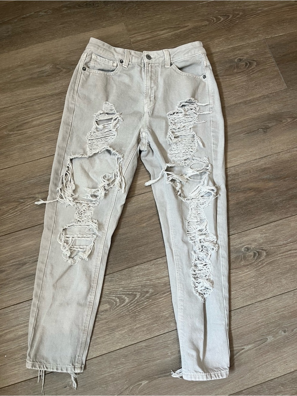 American Eagle women’s  Distressed Light Gray Women's Ripped  Mom Jeans